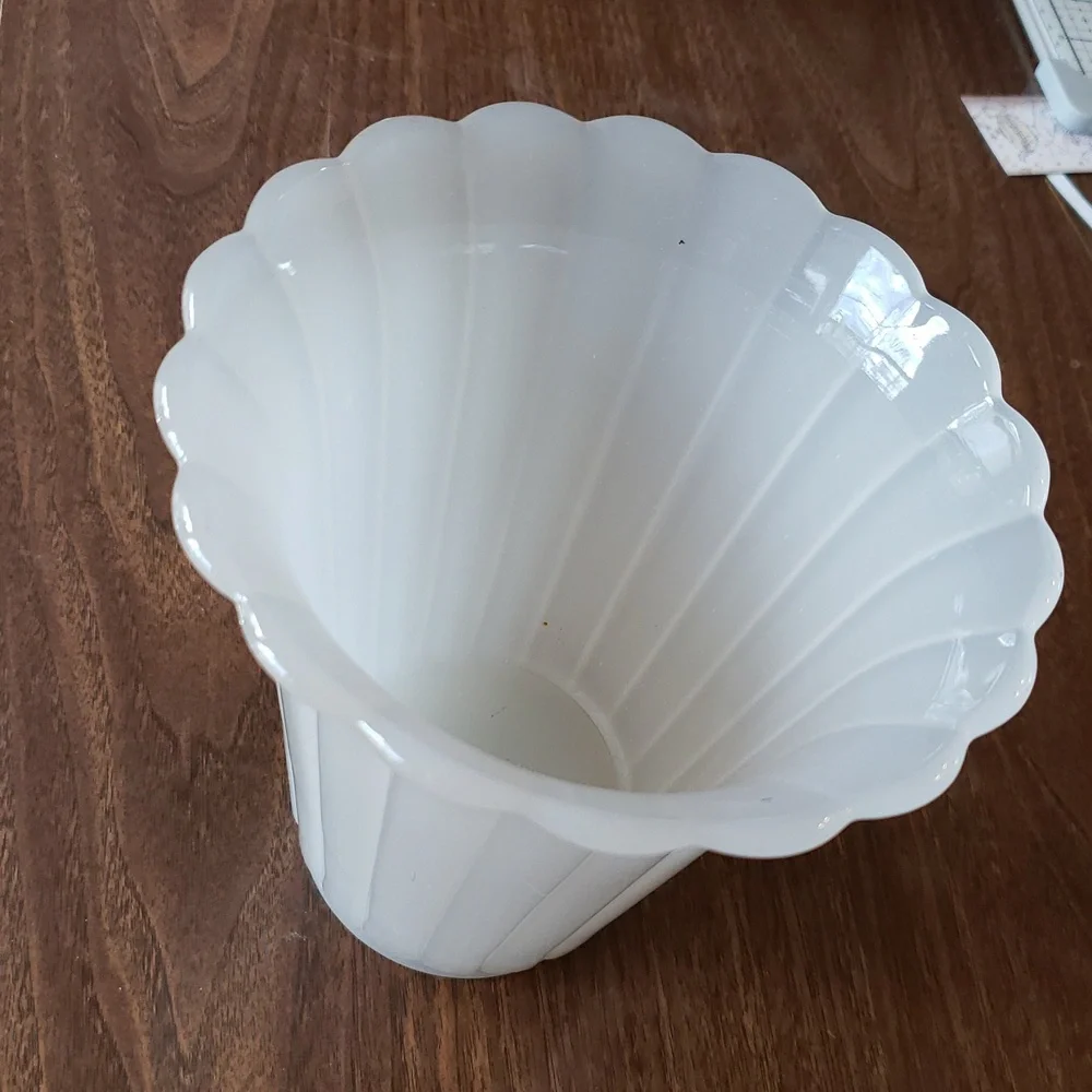 Beaumont Ferlux Vtg Clambroth vase
